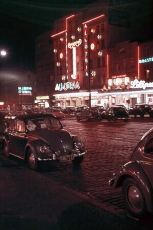Hamburg. Reeperbahn bei Nacht mit Variete Allotria und Tanzlokal Liliput