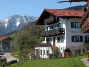 Matheis-Hof im Ortsteil Gschwall von Inzell, Berge der Chiemgauer Alpen