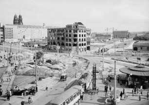 Dresden, Postplatz im Umbau : Blick vom Hotel Weber nach Südosten zur Ernst-Thälmann-Straße (Wilsdruffer Str.) und in die Wallstraße mit Ruine des Telegraphenamtes, Zustandsaufnahme 1957