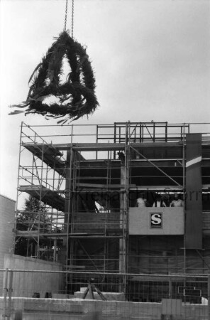Gewerbegebiet Nord: Bookkoppel: Edding AG: Erweiterungsbau: Richtfest: Hochziehen der Richtkrone: hinten Rohbau, auf Gerüst Handwerker: 13. August 1999