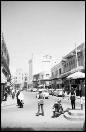 Keine Beschreibung [Amman: Verkehrsinsel mit Verkehrspolizisten]