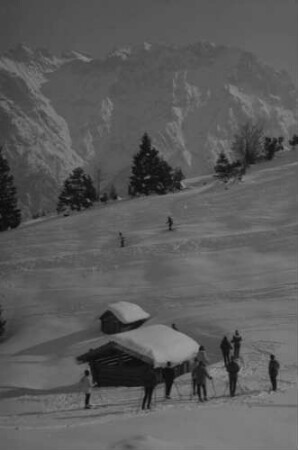 Mittenwald: Hang bei der Korbinianhütte mit Skiläufern
