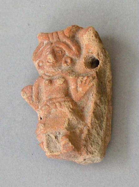 Figurine en argile (fragment de récipient)