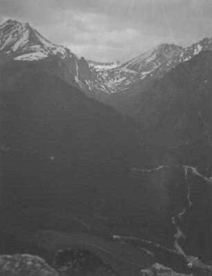 Bergpanorama : Panoramablick auf eine Berglandschaft mit schneebedeckten Berggipfeln