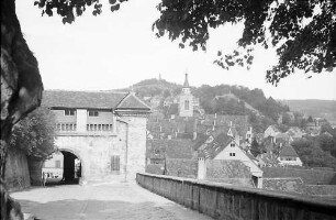 Tübingen: Schlosstor und Blick auf die Stadt