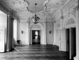 Vestibül im ersten Obergeschoss des Kunstgewerbemuseums im Schloss Köpenick mit Blick in Raum 21