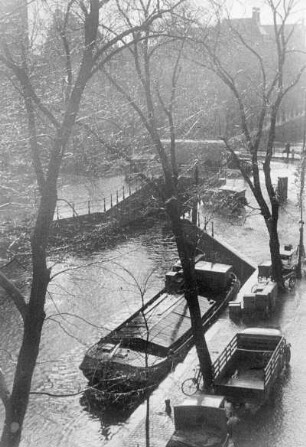 Niederlande. Regentag an einer Gracht in Amsterdam