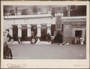 Orientalisch Kostümierte vor "Tempel der Kunst".