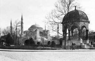 Istanbul, Hagia Sophia mit Deutschem Brunnen im Vordergrund rechts, Ansicht