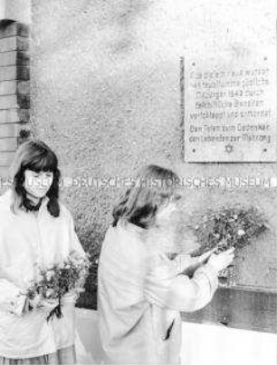 Niederlegung von Blumen an der Gedenktafel für die Ermordung von Juden in der Israelitischen Taubstummen-Anstalt (ITA) Berlin-Weißensee