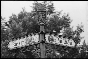 Straßenschild Pariser Platz / Unter den Linden