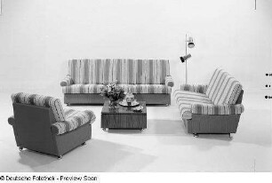 Couchtisch : Sitzgruppe (1972; Polstermöbelkombinat Oelsa-Rabenau (PMK)) mit Stehlampe und Couchtisch