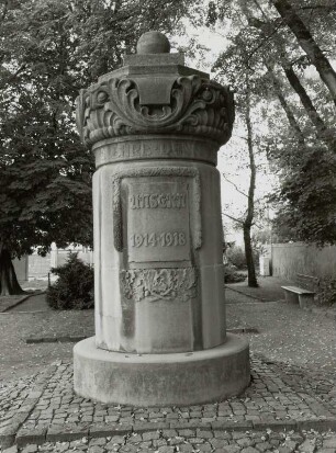 Denkmal für die Gefallenen des 1. Weltkrieges : Denkmal für die Gefallenen des 1. Weltkrieges. Sandstein (nach 1918). Parthenstein-Großsteinberg, Dorfplatz