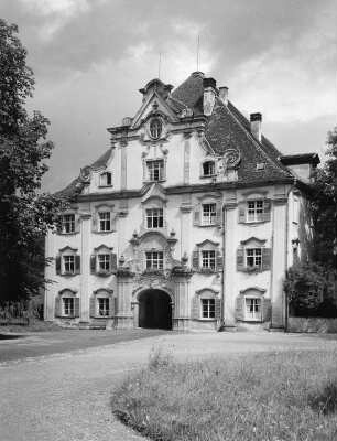 Salem Bodenseekreis. Ehemalige Zisterzienserabtei. Unteres Torhaus (ab 1734: J. C. Bagnato)