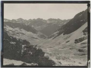 Blick vom Illampú-Tipuani-Pass gegen das Chuchu-Gebirge mit Totensteinen im Vordergrund