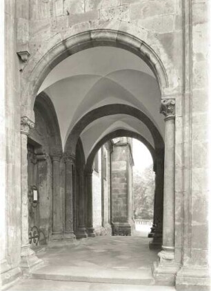 Wechselburg. Ehemalige Stiftskirche. Zwischen 1160 und 1180. Doppelportal der Nordseite mit Vorhalle von Ost