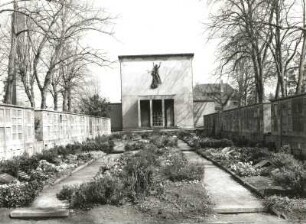 Meißen, Nossener Straße 38. Friedhof der Frauenkirche. Krematorium (1901/1915). Ansicht über die Urnenanlage