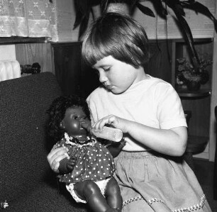 Mädchens beim Spielen mit ihrer Puppe