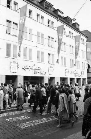 Freiburg i. Br.: Publikum strömt ins Kaufhaus für Alle