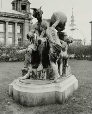 Hamburg-Neustadt, Sievekingplatz, Allegorie des Post- und Fernmeldewesens vom Kaiser-Wilhelm-Denkmal