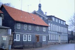 zwei Gebäude, das hintere war bis 1991 Schule