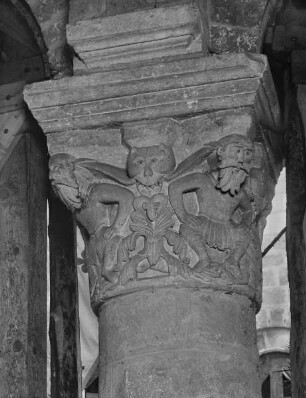Kapitell mit Atlanten zwischen Masken