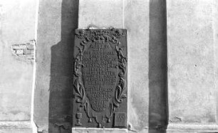 Boxberg/O.L.-Nochten. Kirche, Außenwand, Grabplatte (gefertigt im Hammerwerk Boxberg?)