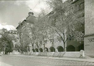 Fischer, Theodor; Stuttgart, Heusteigstr.; Sammelschulhaus - Straßenansicht