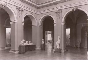 Dresden: Zwinger, Innenansicht, Pavillon E mit Neuaufstellung der Porzellansammlung (Eröffnung am 23.9.1962), Saal der Meißner Tierplastik, Kändler-Figuren, mit Barocktheaterkulissen als Hintergrund