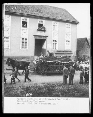 Erntedankfest 1937 in Mardorf: geschmückter Festwagen