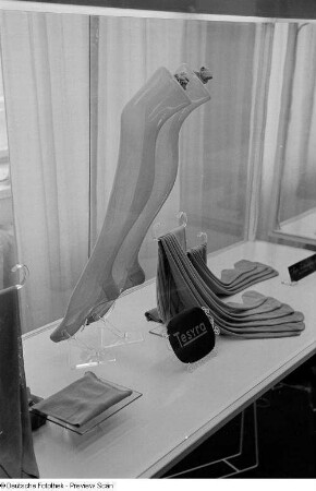 Strümpfe aus Polyamid-Faser der Tesyra-Feinstrumpf-Industrie Chemnitz auf der Leipziger Herbstmesse 1954