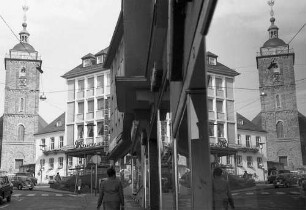 Siegen: Straße und Rathausturm [Turm Nicolaikirche] mit Schaufensterspiegelung