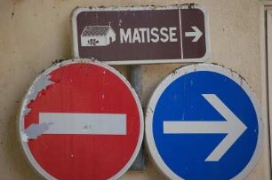 Vence - Verkehrsschilder : Hinweis auf Henri Matisse-Kapelle in der Kleinstadt Vence bei Nizza, aufgenommen im April 2006
