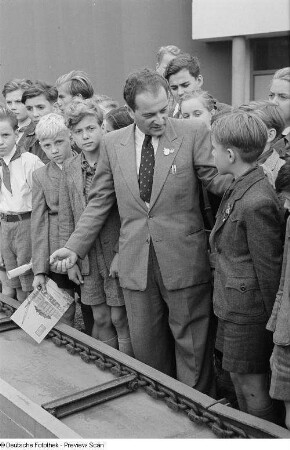 Kinder zu Besuch auf der Leipziger Herbstmesse 1954 an einem Förderband