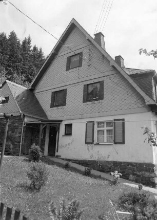 Klingenthal-Zwota, Alter Weg 42. Ehemaliges Zollbeamtenwohnhaus (1927/1947). Eingangsseite (Giebelseite)