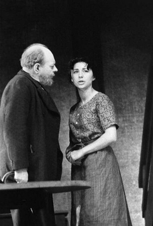 Szenenbilder aus "Die Spieldose" von Georg Kaiser (Regie: Horst Schönemann, Ausstattung: Dieter Berge). Maxim-Gorki-Theater Berlin, 02.06.1961 (Premiere am 06.06.1961) : Mit Albert Hetterle (Pierre Chaudraz), Ruth-Maria Kemper (Noelle), Uwe-Detlev Jessen (Paul Chaudraz) und Heinz Scholz (Parmelin)