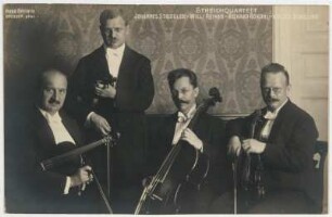 Striegler-Quartett mit Johannes Striegler (V., rechts), Willy Reiner (2. V., stehend), Richard Rokohl (Va., links) und Walter Schilling (Vc., 2. von rechts). Fotografie (Weltpostkarte) von Hugo Erfurth, Dresden. Um 1914/1916. In: Nachlaß Franz Willy Reiner. Dresden: Mscr.Dresd.2508,112