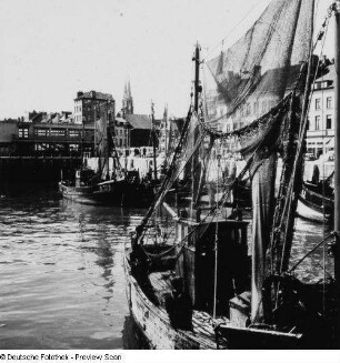 Ostende, Belgien. Kutter im Fischreihafen gegen die Altstadt mit Kirche St. Peter und Paul