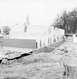 Rathaus und Bürgerhaus Glinde [später Marcellin-Verbe-Haus]: Bau: Blick auf Fundamente, Keller und Grundmauern: vorn Baumaschinen und Baumaterial