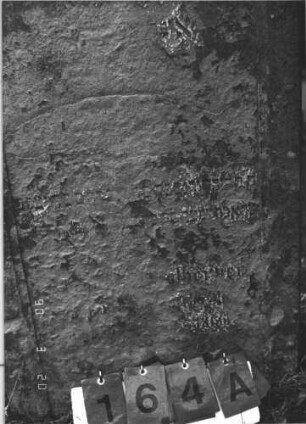 Grabstein 164 (Index: 100009032) Zustand: stark verwittert Maße HxBxT: 130x69x40 cm: Grabstein 164A