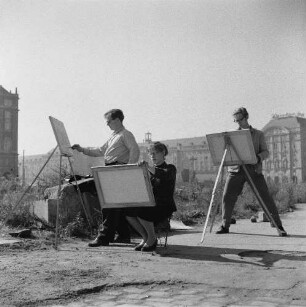 Dresden-Altstadt, Ernst-Thälmann-Straße (heute Wilsdruffer Straße). Baustelle Nordseite. Zeichnende Studenten der Kunsthochschule