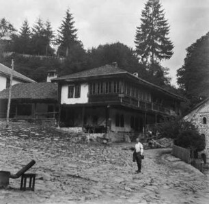 Gebäudeansicht : Bulgarien. Kloster Rila. Person vor den Nebengebäuden des Klosters