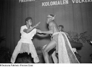 Auftritt eines afrikanischen Ensembles unter der Leitung der Dichters Keita Fodeba in der Kongresshalle
