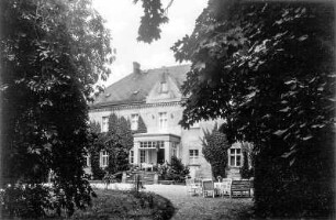 Kraśnik Dolny (Nieder-Schönfeld). Schloss (2. H. 17. Jh., 19. Jh.). Gartenseite mit Sitzgruppe