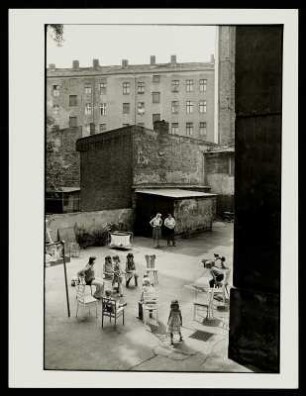 Hinterhof-Idylle, Prenzlauer Berg, Berlin : Blick in einen Hinterhof mit Kindern bei einem Stuhlkreis-Spiel, Prenzlauer Berg, Berlin