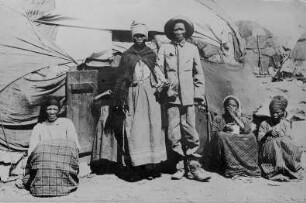 "Familie vor ihrem Zelt, Hottentotten, Südwestafrika" (OT)