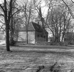 Fredersdorf-Vogelsdorf, Dorfstraße 1. Evangelische Dorfkirche (1714, 1937/1939 Umbau). Ansicht von Nordwesten