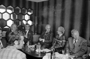 Breisach: Gruppen im Salon mit Maire Rey