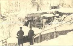 Soldaten vor Unterstand in Russland
