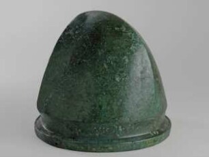 Negauer Helm (Typ Vetulonia) mit drei eingeritzen Zeichen